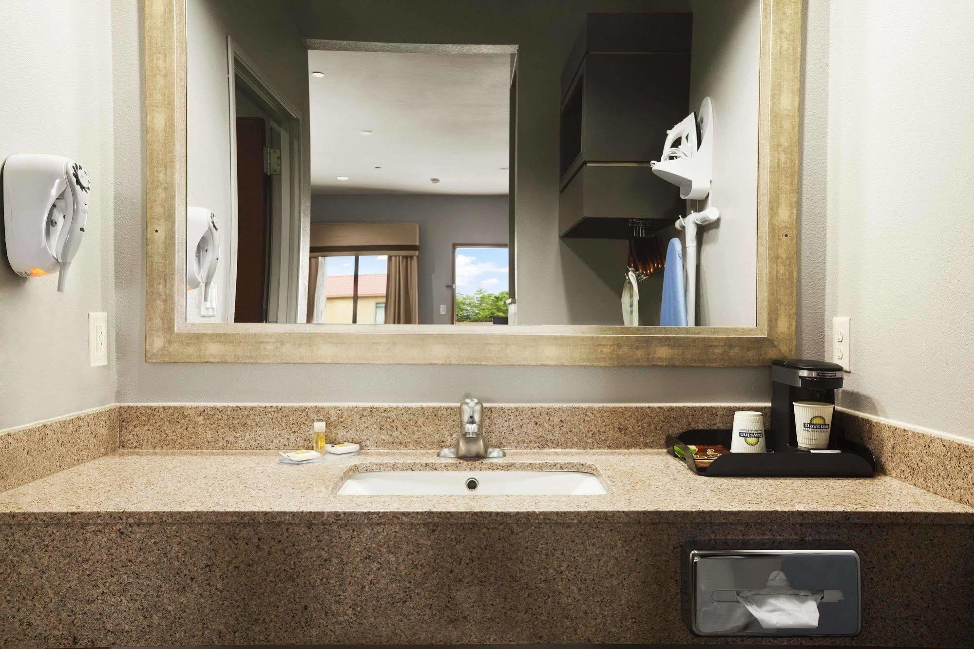 Days Inn & Suites By Wyndham Houston North-Spring Westfield Eksteriør bilde